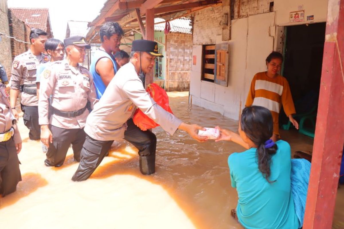 Kapolresta Bandarlampung berikan makanan kepada warga terdampak banjir di TBT