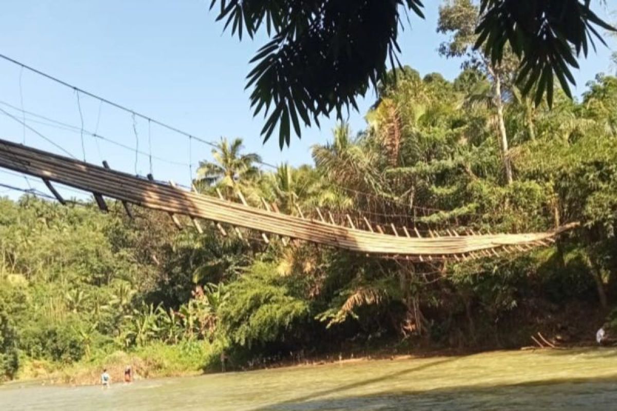 15 warga Lebak terjatuh di atas jembatan gantung