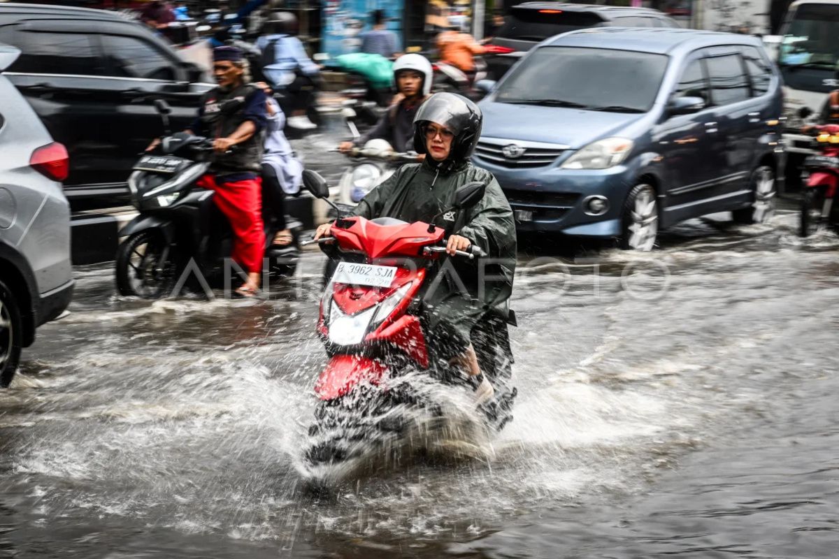 Wilayah Jakarta diguyur hujan pada Jumat siang