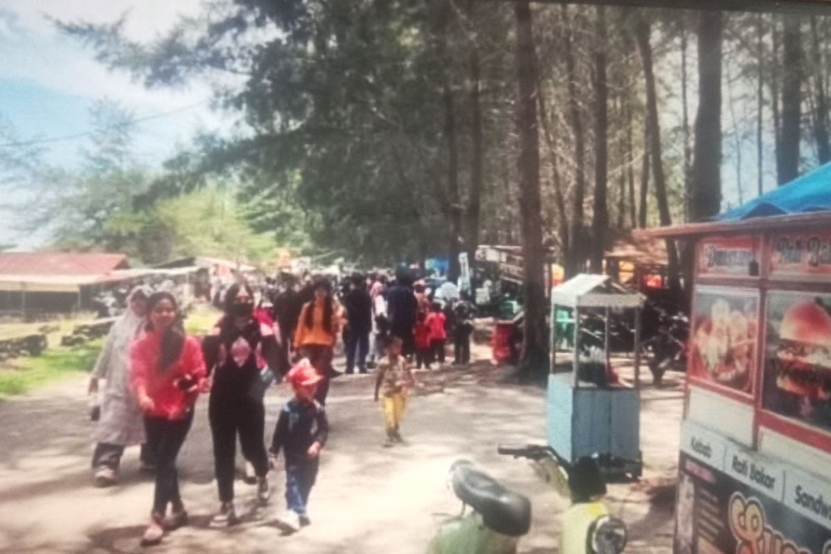 Pantai Sasak Pasaman Barat mulai dipadati pengunjung H+1 Lebaran