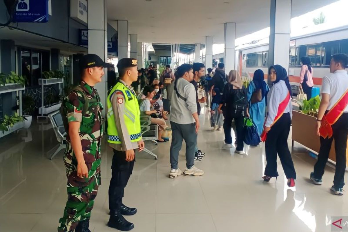 Polres OKU tingkatkan pengamanan di Stasiun Baturaja , penumpang arus mendominasi