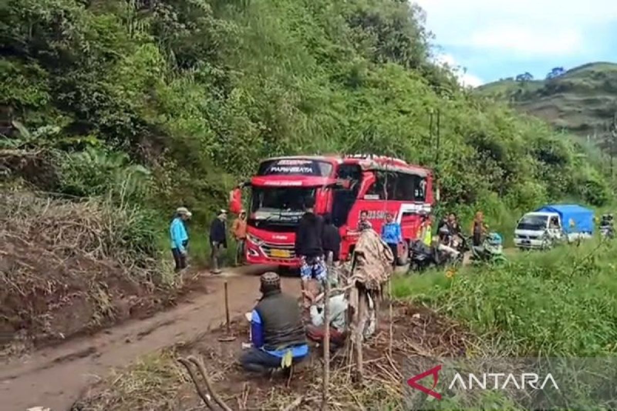 Polisi atur jalur mudik Banjarwangi di Garut yang tertutup longsor