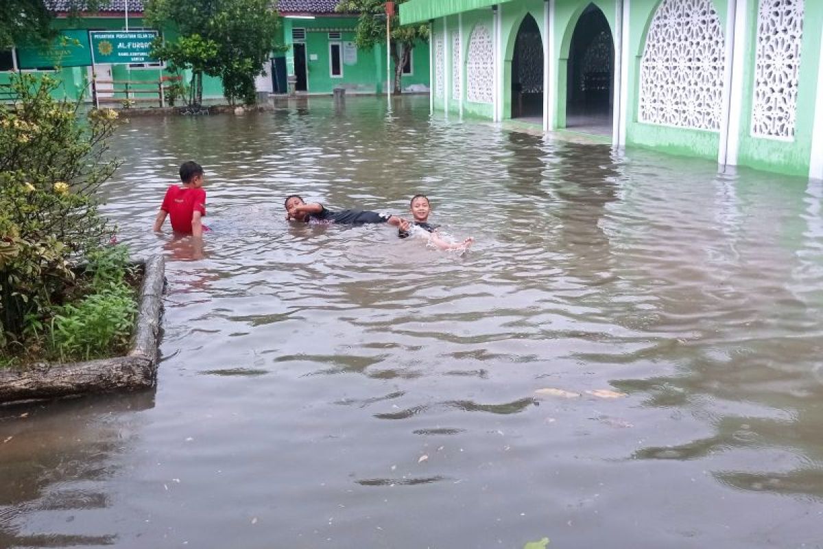 Hujan deras, pemukiman warga di Rangkasbitung terendam banjir
