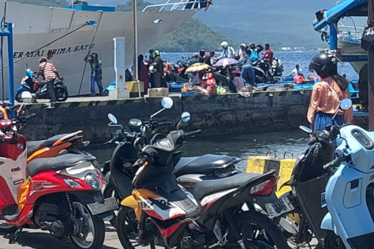 Warga bersilaturahmi ke Tidore memilih gunakan motor laut