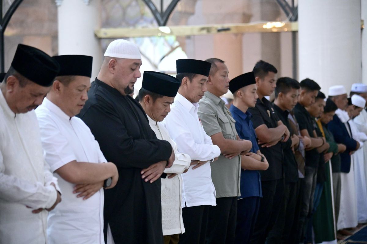 Presiden shalat Jumat di Masjid Agung Kota Medan