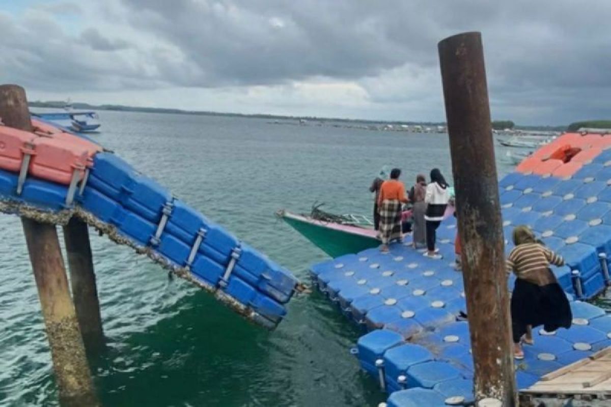 Jembatan penyeberangan Pulau Maringkik Lombok Timur ambruk