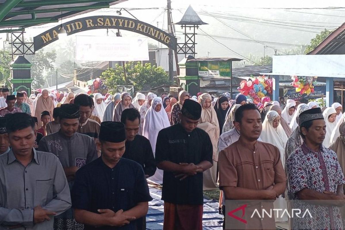 Warga Aboge Desa Onje baru Sholat Idul Fitri hari ini