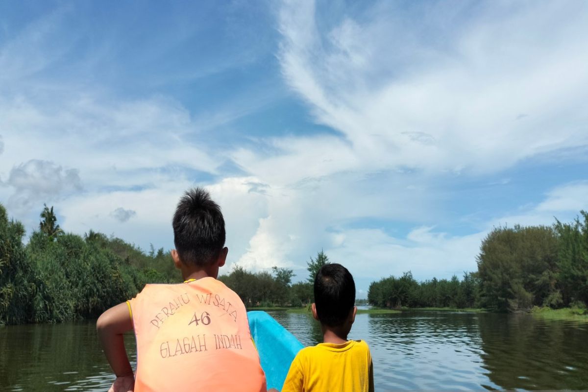 Sebanyak 31.593 wisatawan memadati Pantai Glagah Kulon Progo