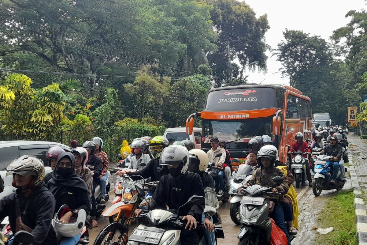 H+3 Lebaran, arus lalu lintas ke arah Anyer mulai padat