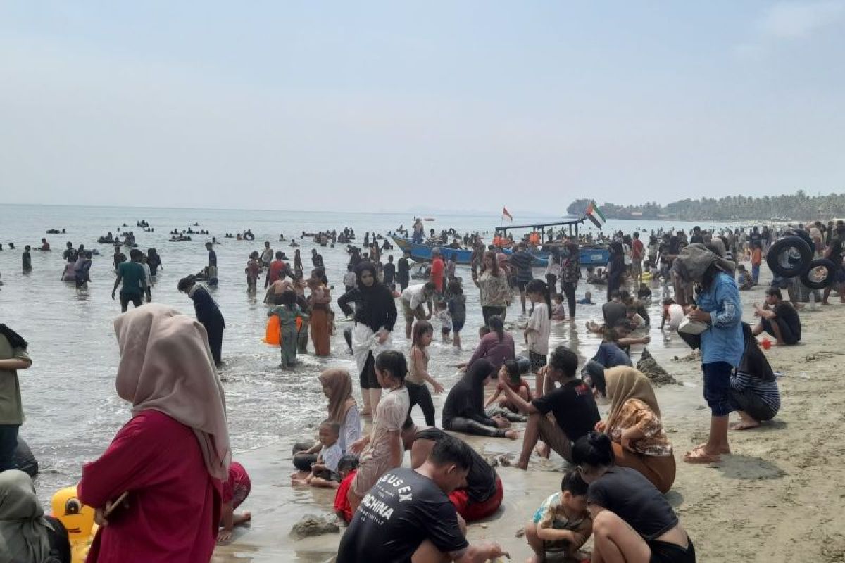 Wisatawan padati objek wisata Pantai Anyer dan Cinangka