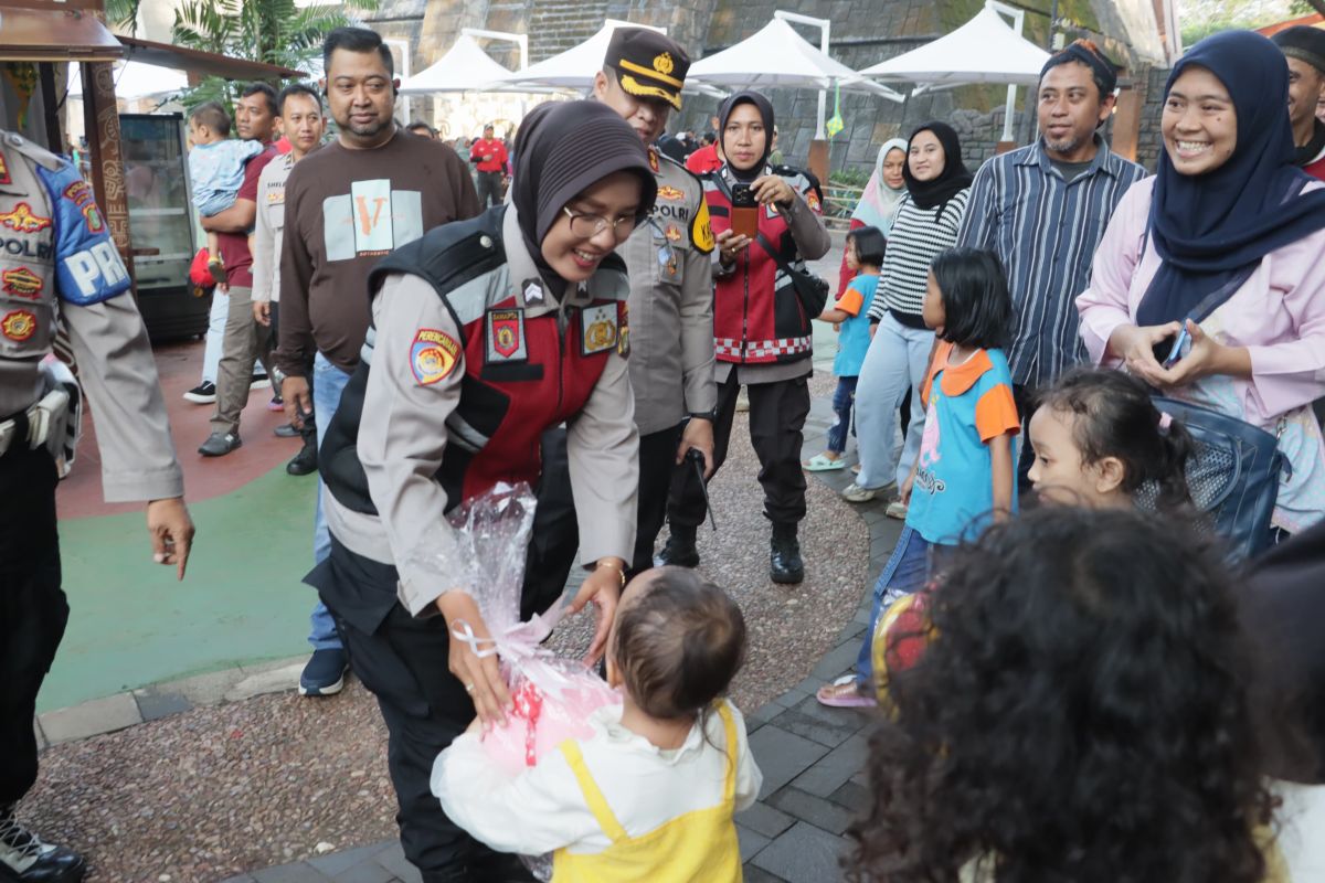 Polisi berbagi boneka ke pengunjung anak di Ancol