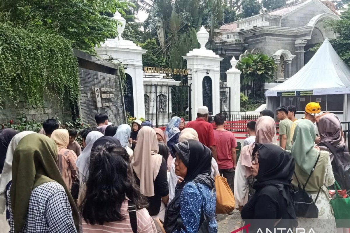 Libur lebaran, pengunjung Kebun Raya Bogor tembus 10.000 orang pada Sabtu