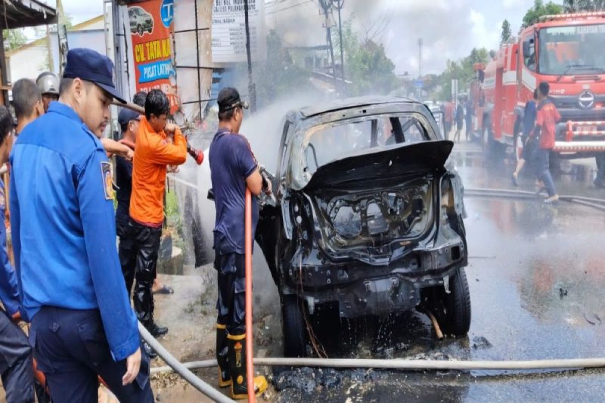 Sebuah mobil terbakar, diduga usai melangsir BBM di SPBU Palangka Raya