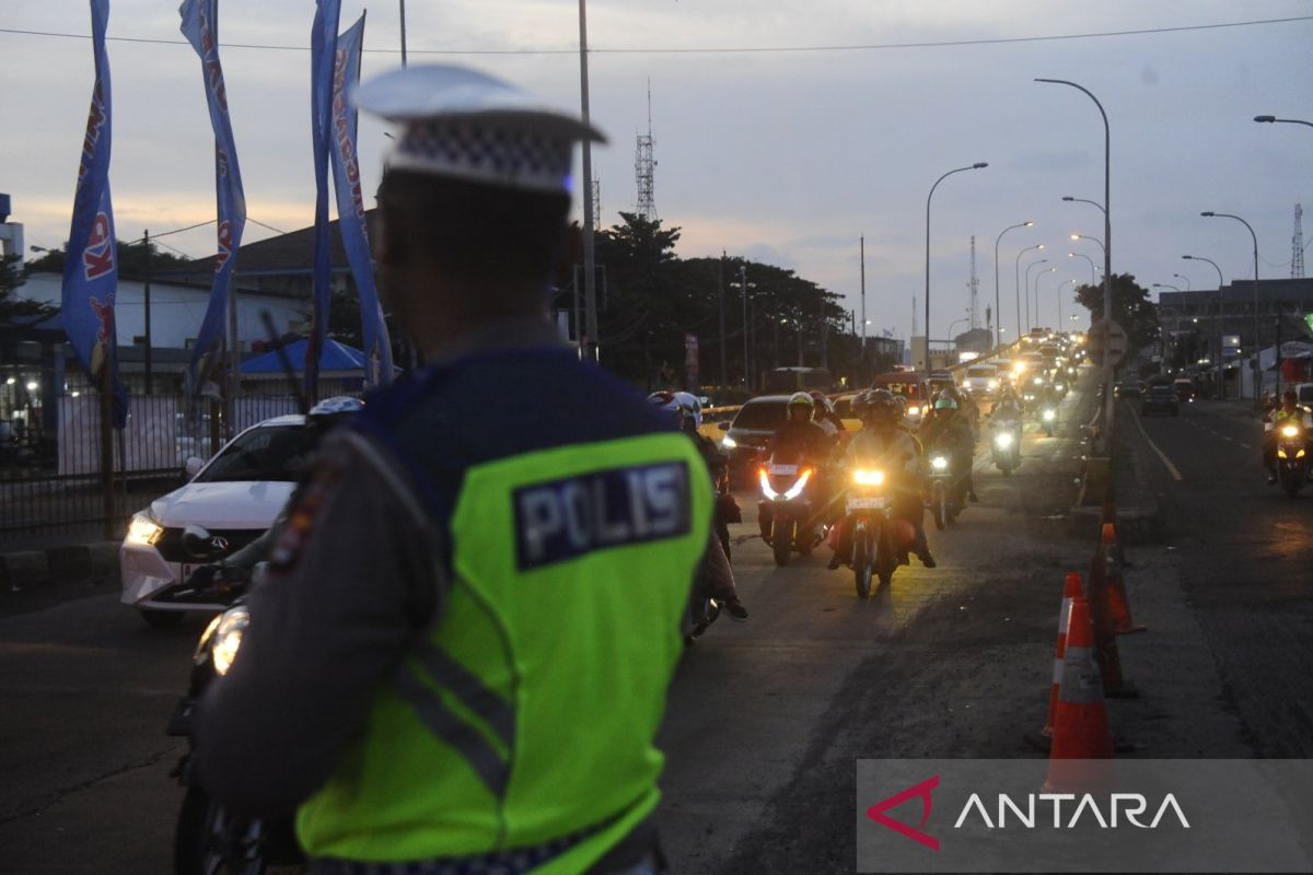 Pemilir bermotor dapat pengawalan polisi dari Pelabuhan Merak