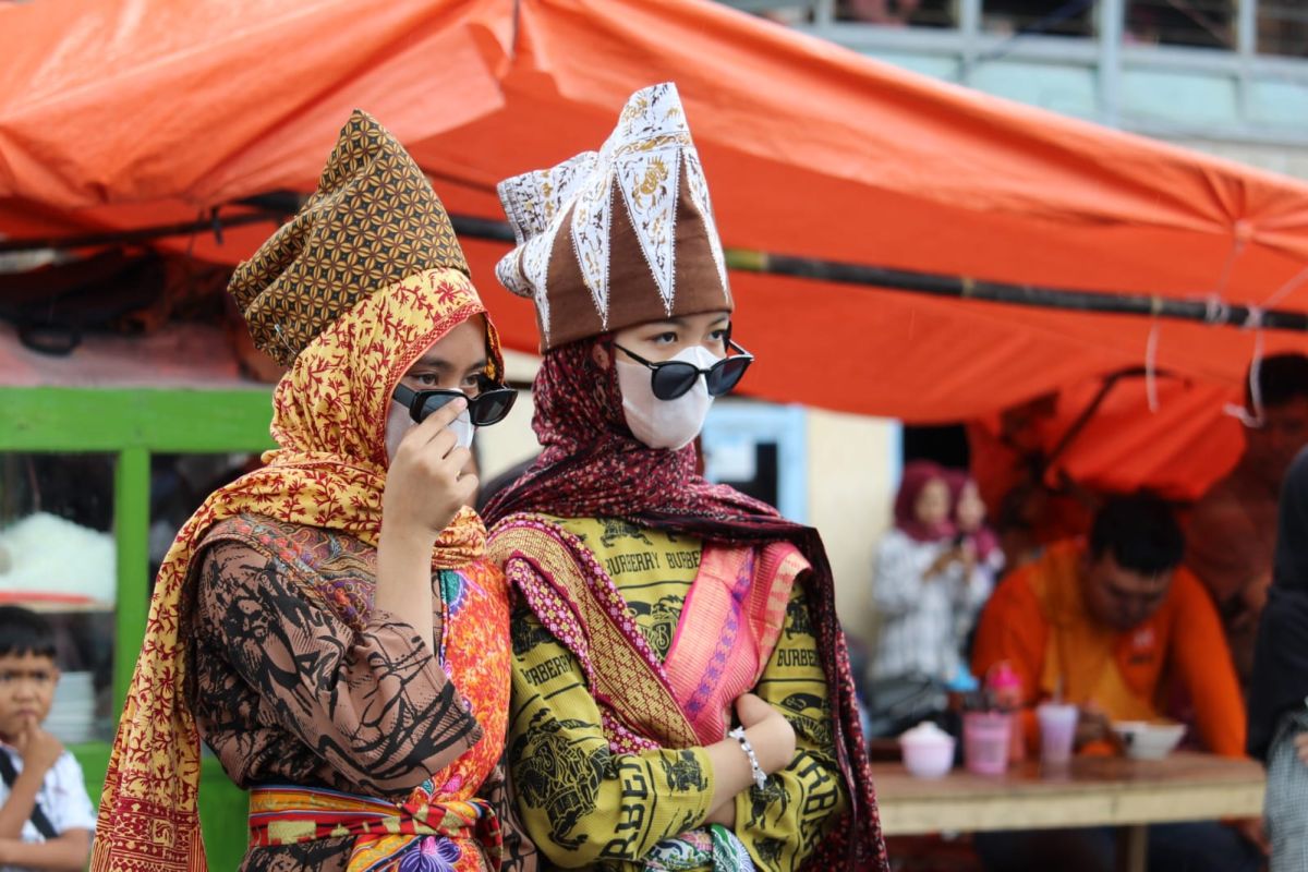 Pesta Budaya Sekura Cakak Buah Lampung menarik wisatawan