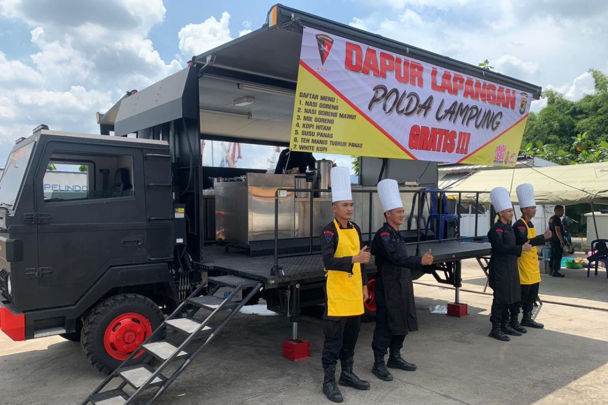 Polda Lampung operasikan dapur lapangan berikan makanan gratis di Pelabuhan Panjang