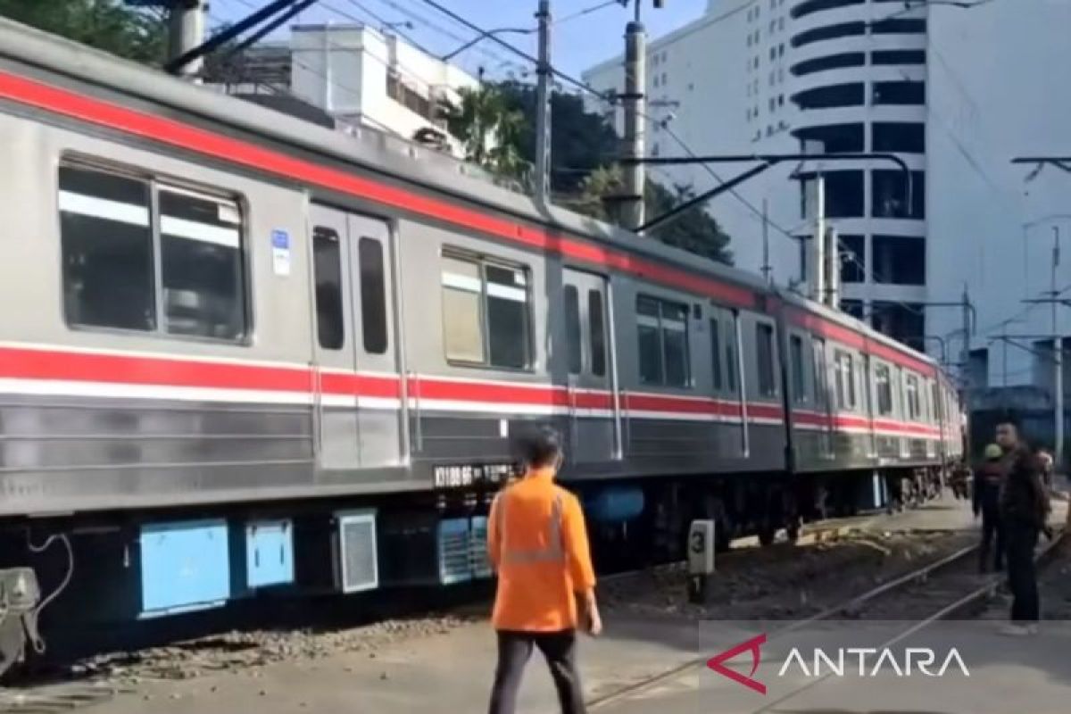 KAI Commuter Line evacuates all from derailed train in North Jakarta