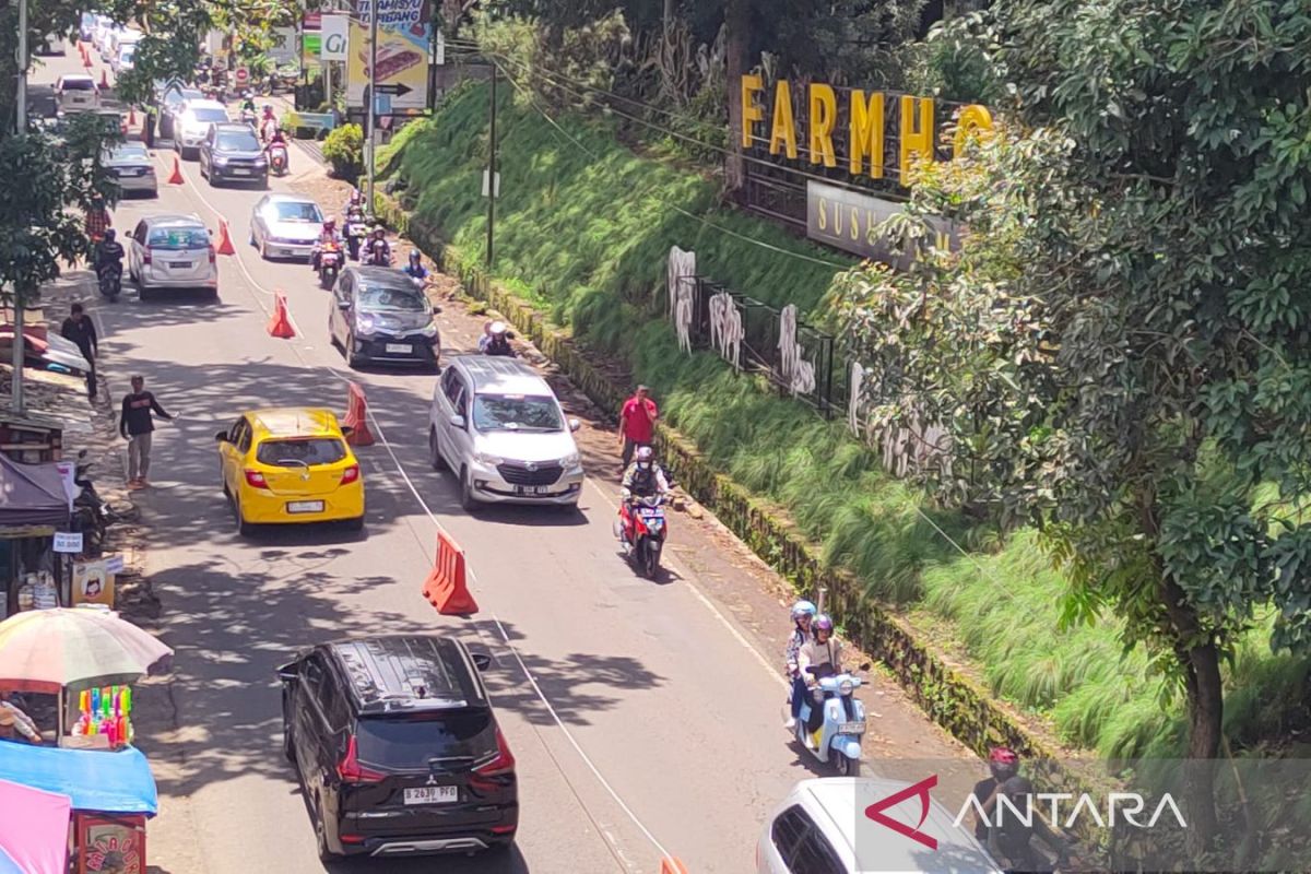 Lembang padat di H+3 Lebaran dengan ekor antrean sampai Kota Bandung