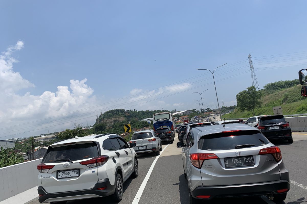 Sekitar 12.000 kendaraan antre masuk ke Gerbang Tol Kalikangkung pada Sabtu siang