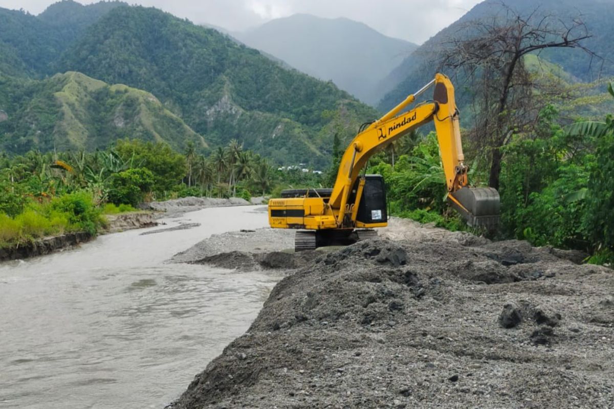 BPBD Kabupaten Sigi kerahkan alat berat untuk normalisasi aliran sungai di Sambo