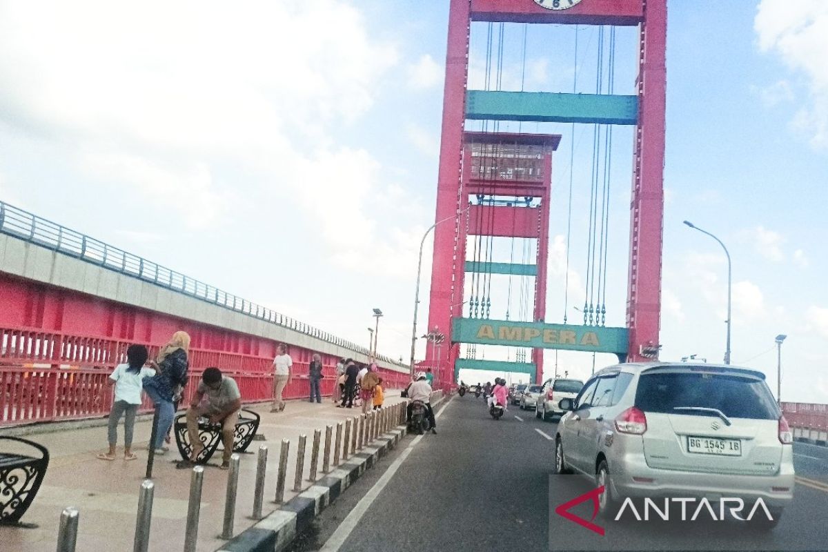 Wisatawan kunjungi jembatan Ampera Palembang saat arus balik