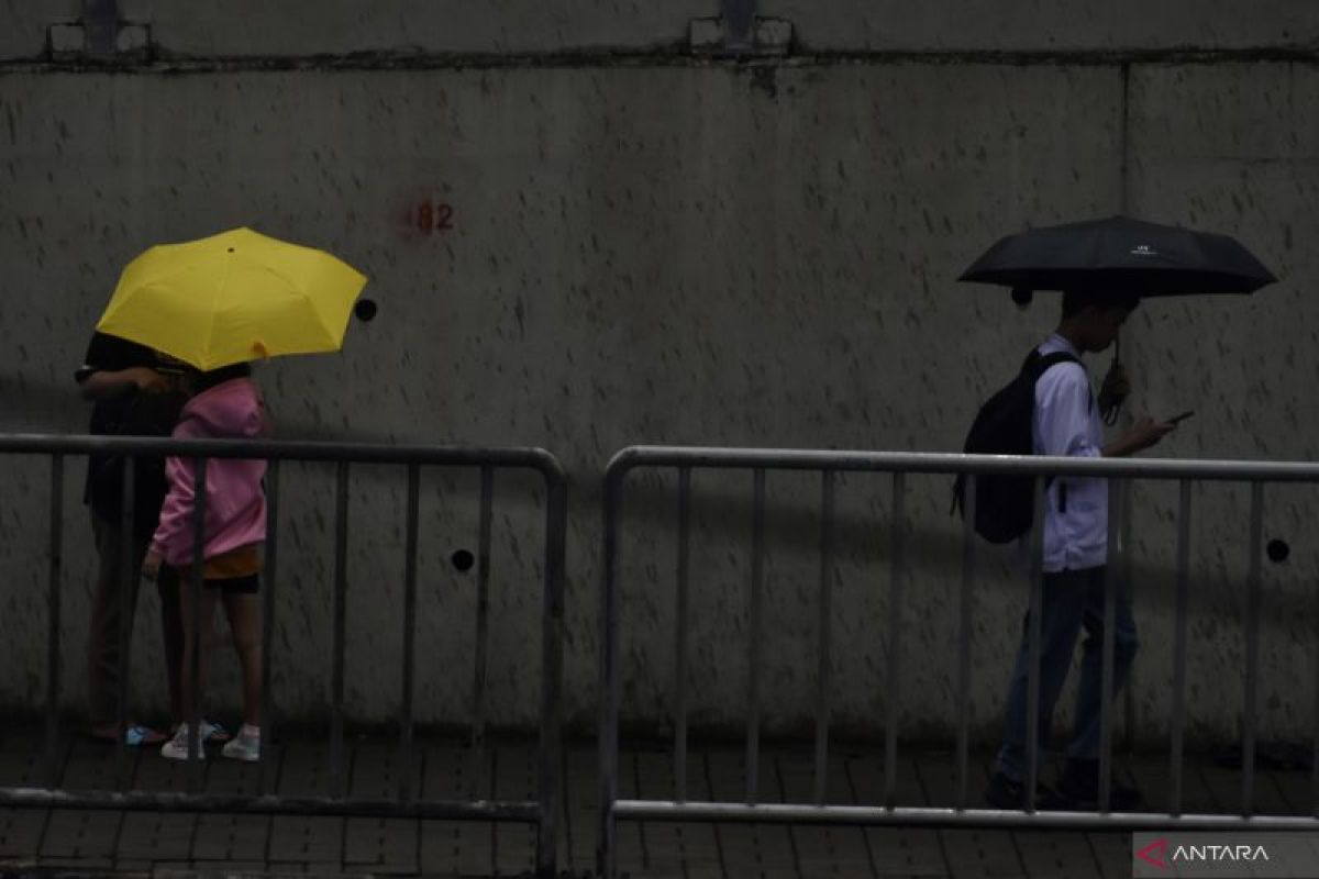 Jakarta waspada dampak hujan sepanjang hari pada Sabtu