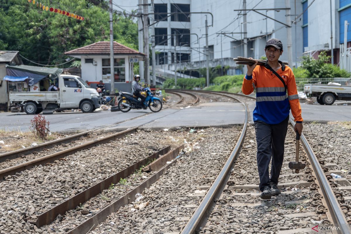 Kereta Commuter ajak masyarakat jaga keselamatan perjalanan kereta api