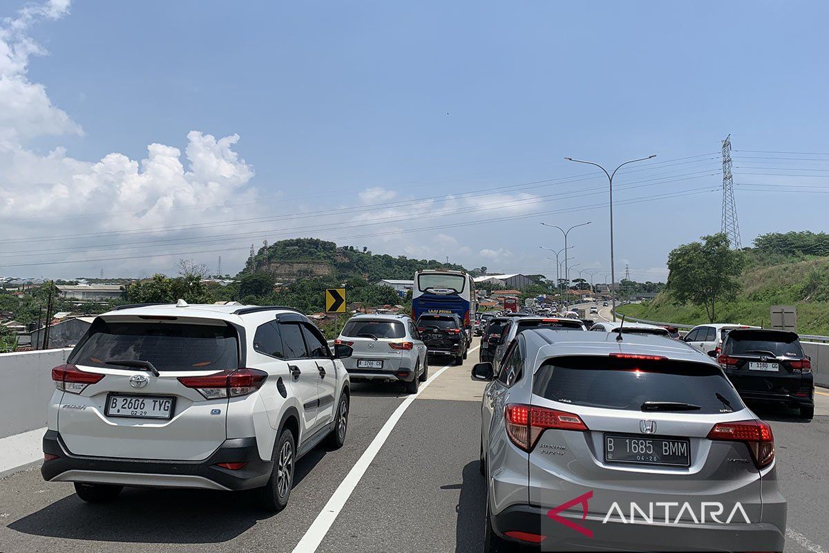 Sekitar 12.000 kendaraan antre masuk ke Gerbang Tol Kalikangkung