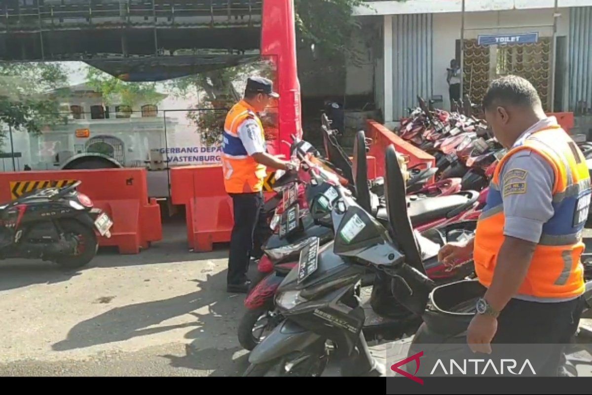 Terminal Tirtonadi memberangkatkan truk angkut sepeda motor milir gratis