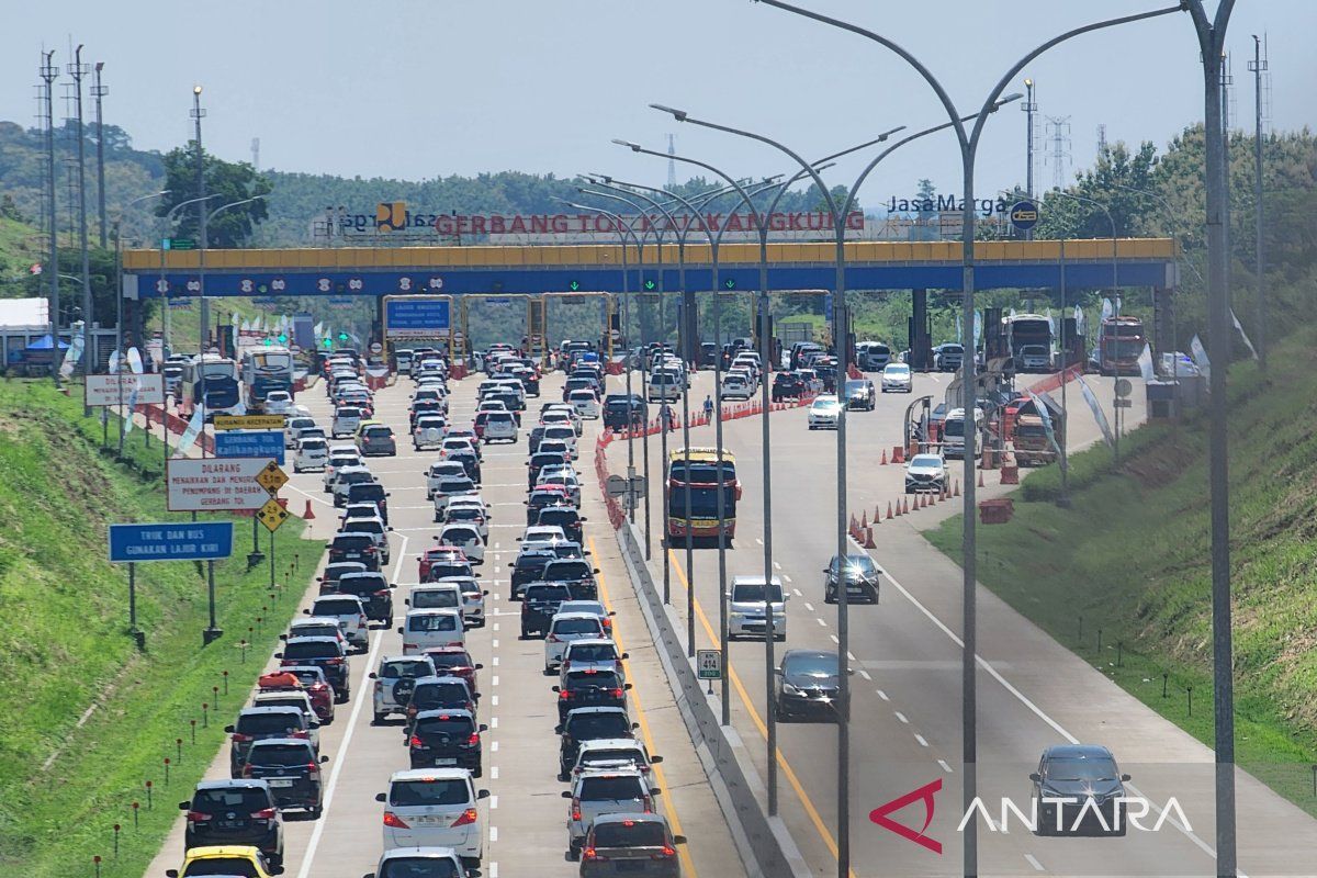 Petugas sterilisasi gerbang tol Kalikangkung Semarang jelang diberlakukan satu arah