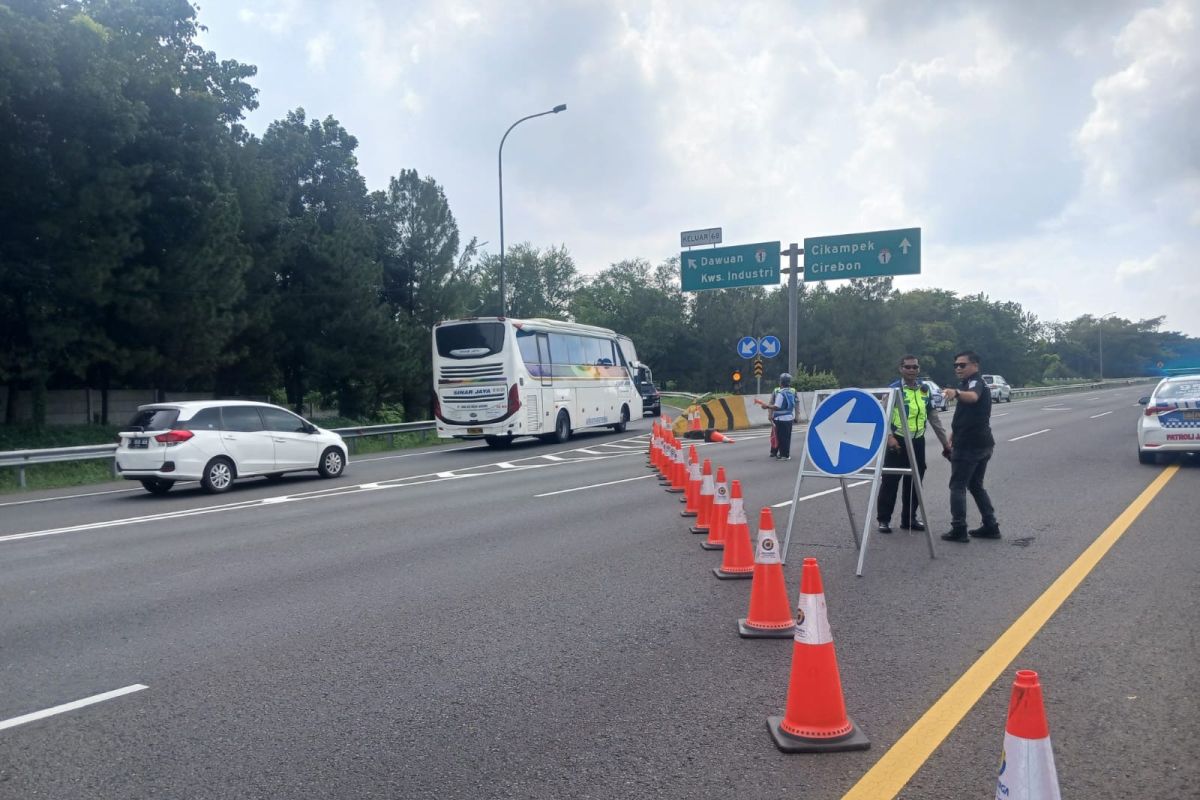 Arus lalu lintas Tol Jakarta-Cikampek dialihkan keluar GT Kalihurip