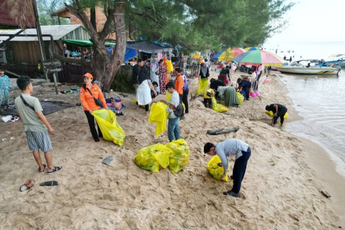 Wabup Kotim pimpin gerakan bersih-bersih Pantai Ujung Pandaran