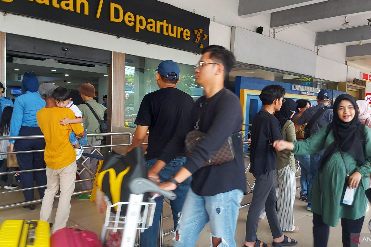 Ratusan penumpang kembali ke daerah via Bandara Halim pada H+3 Lebaran