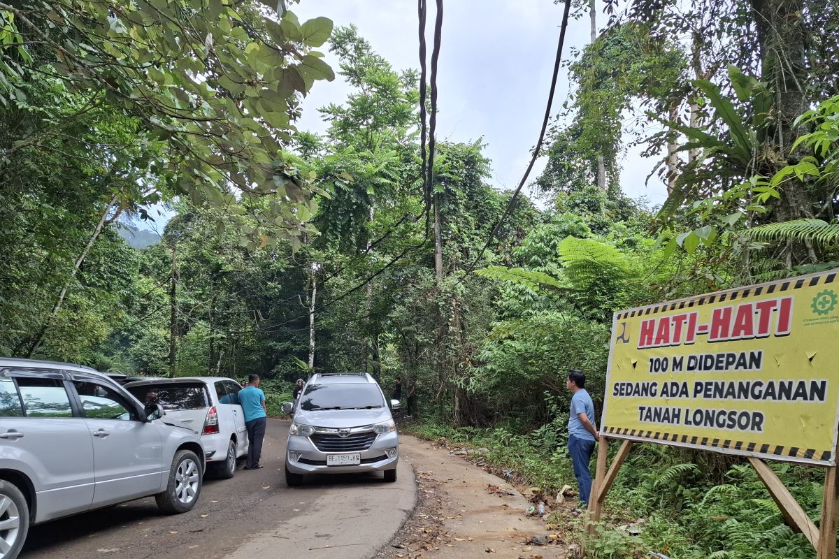 Jalan Lintas Barat Liwa-Krui Lampung macet 2 km akibat tanah longsor