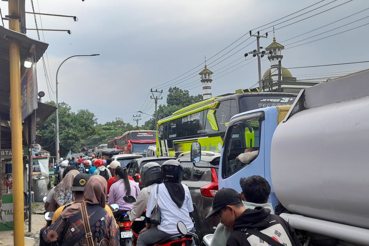 Jalur alternatif menuju wisata pantai Anyer-Carita padat