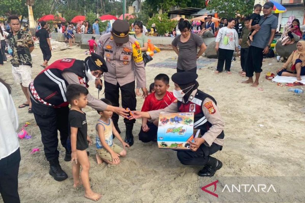 Kapolsek Pademangan bagikan mainan ke anak-anak yang kunjungi Ancol