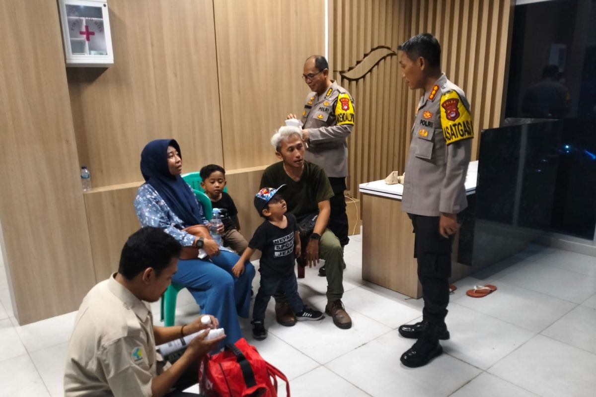 Polda Banten evakuasi pemilir alami sesak nafas di Dermaga VII Merak
