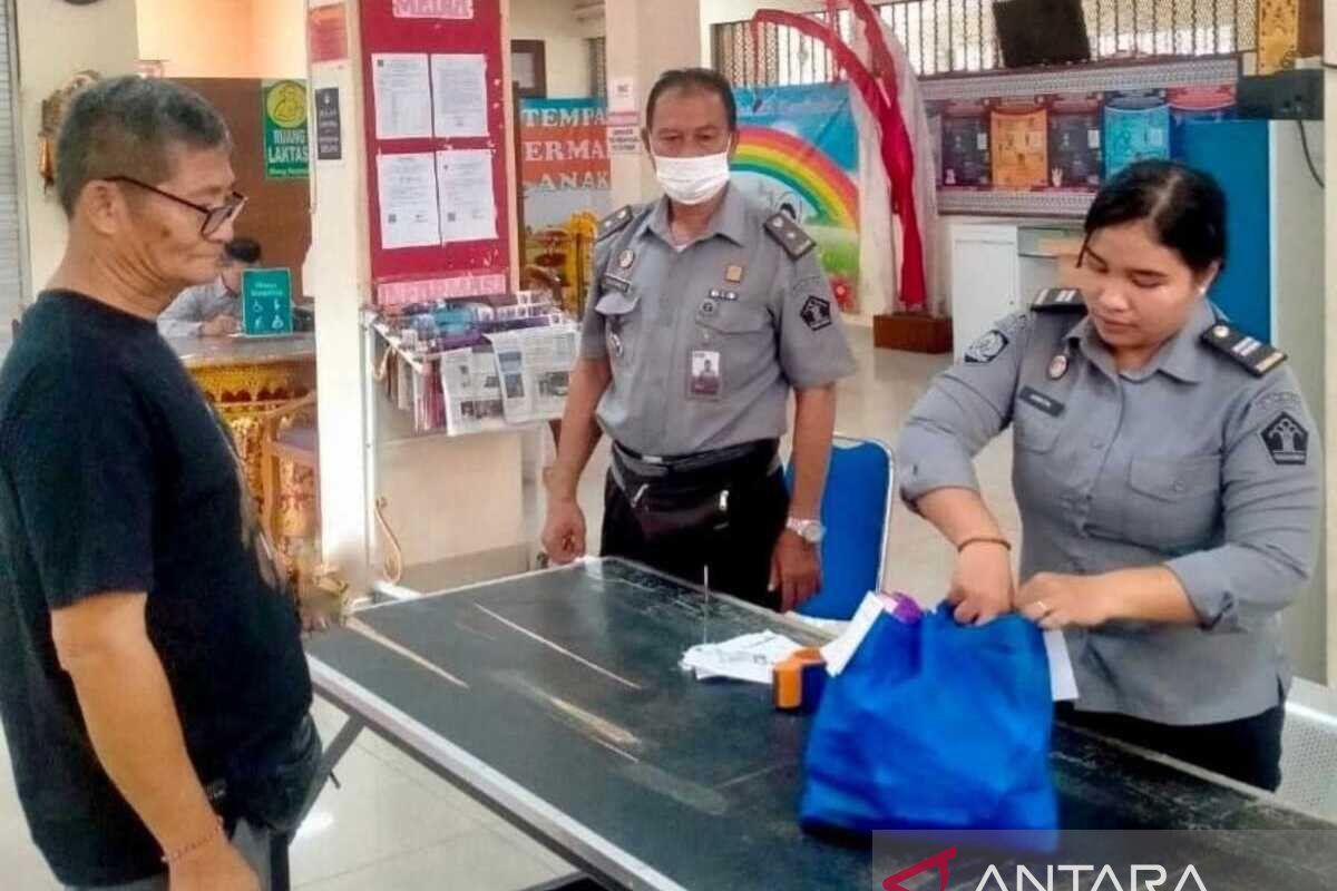 Petugas penjara di Bali perketat cek barang kunjungan libur Lebaran