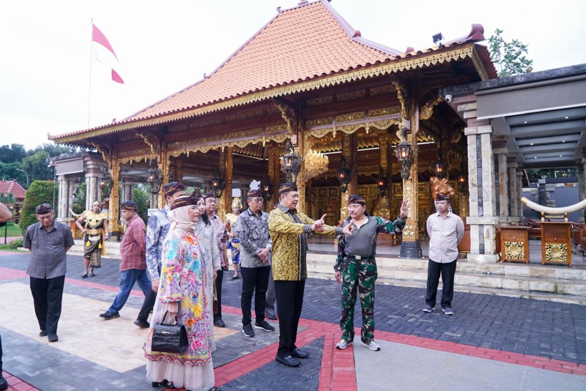 Bamsoet apresiasi Hendroriyono bangun replika Kraton Majapahit