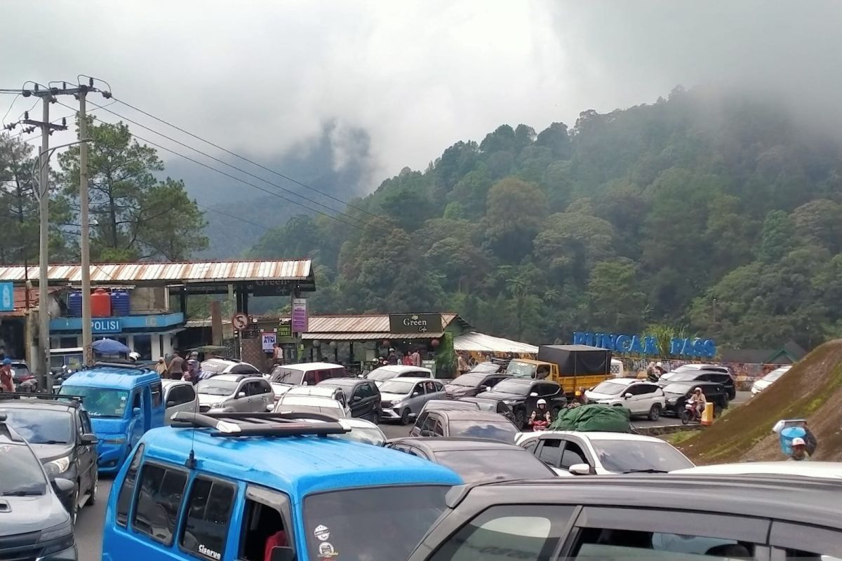 Polisi arahkan pemilir ke jalur alternatif antisipasi macet di Puncak