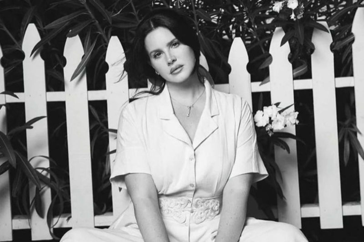 Lana Del Rey tampil lebih awal dan epik pada pembukaan Coachella 2024