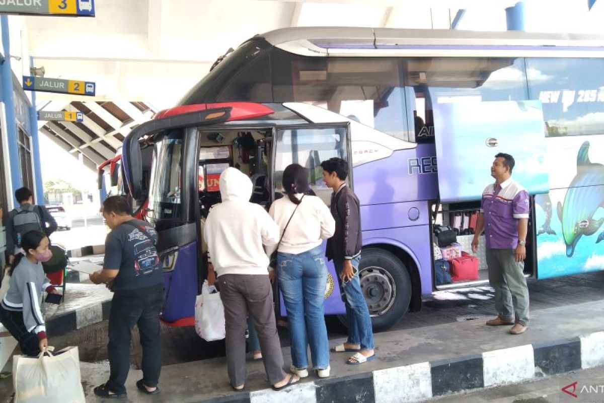 Pemudik arus balik lebaran mulai berdatangan di Terminal Mengwi Bali