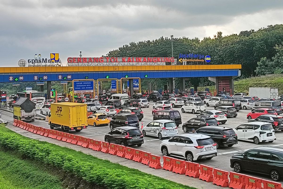 Arus kendaraan  di Gerbang Tol Kalikangkung Semarang padat