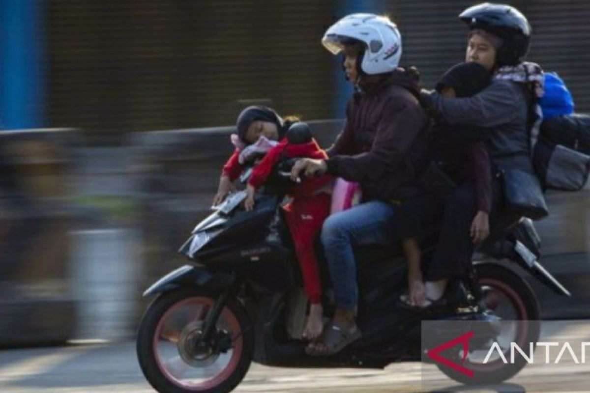 Jalur Pantura hingga jalan arteri Karawang dipadati pemudik balik bersepeda motor