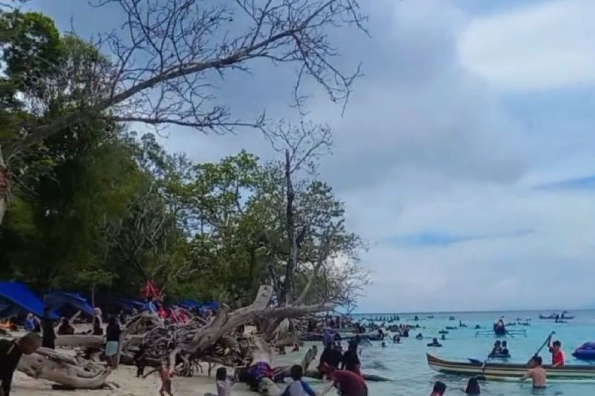 Wisata pantai di Ambon dipadati wisatawan di libur Lebaran 2024