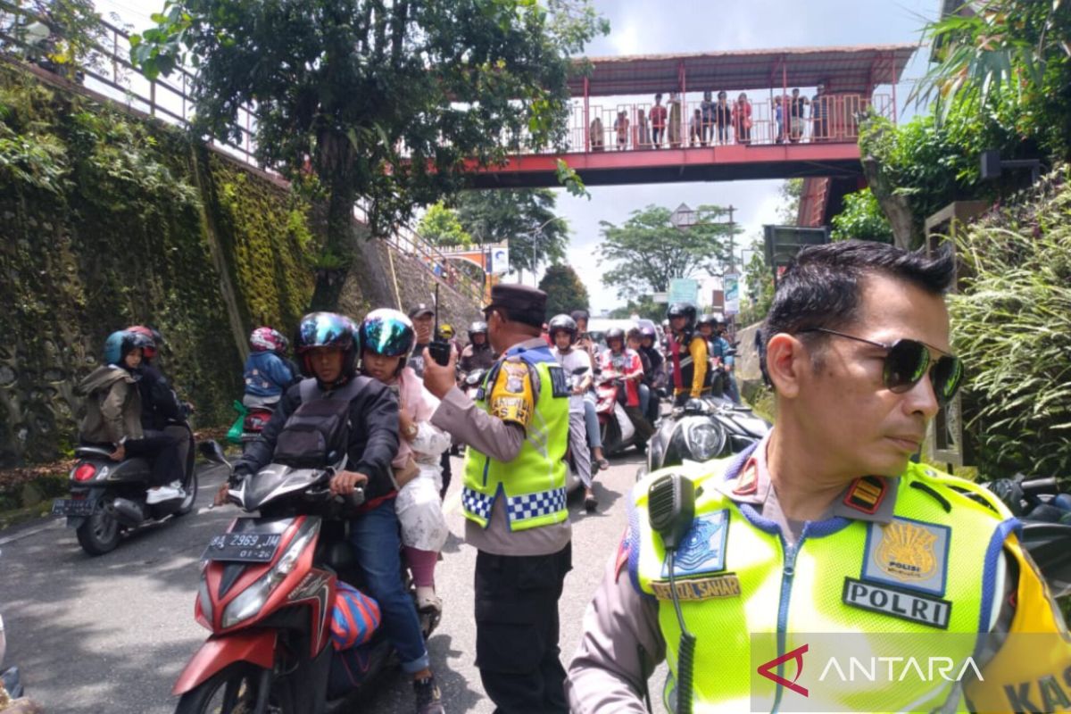 Kecelakaan beruntun di Padang Panjang, 1 luka berat 12  luka ringan (Video)