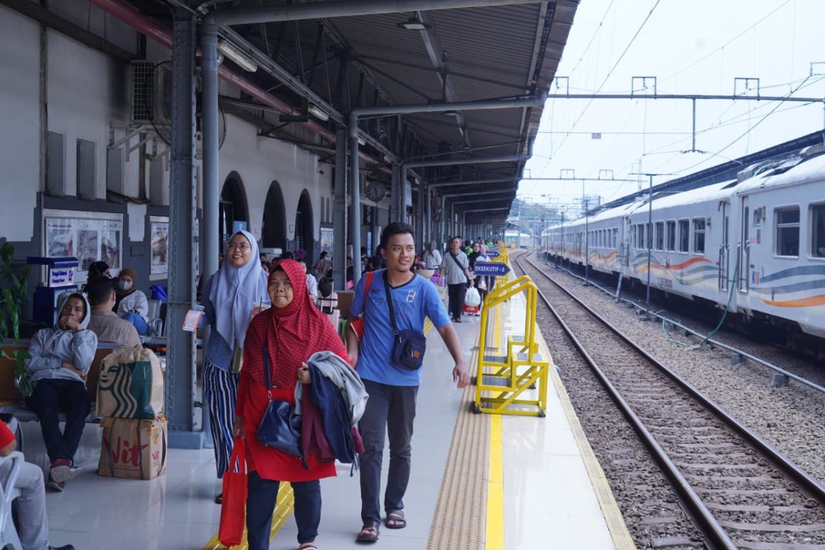 Long-distance trains' OTP reaches 99.6 percent during Eid period: KAI