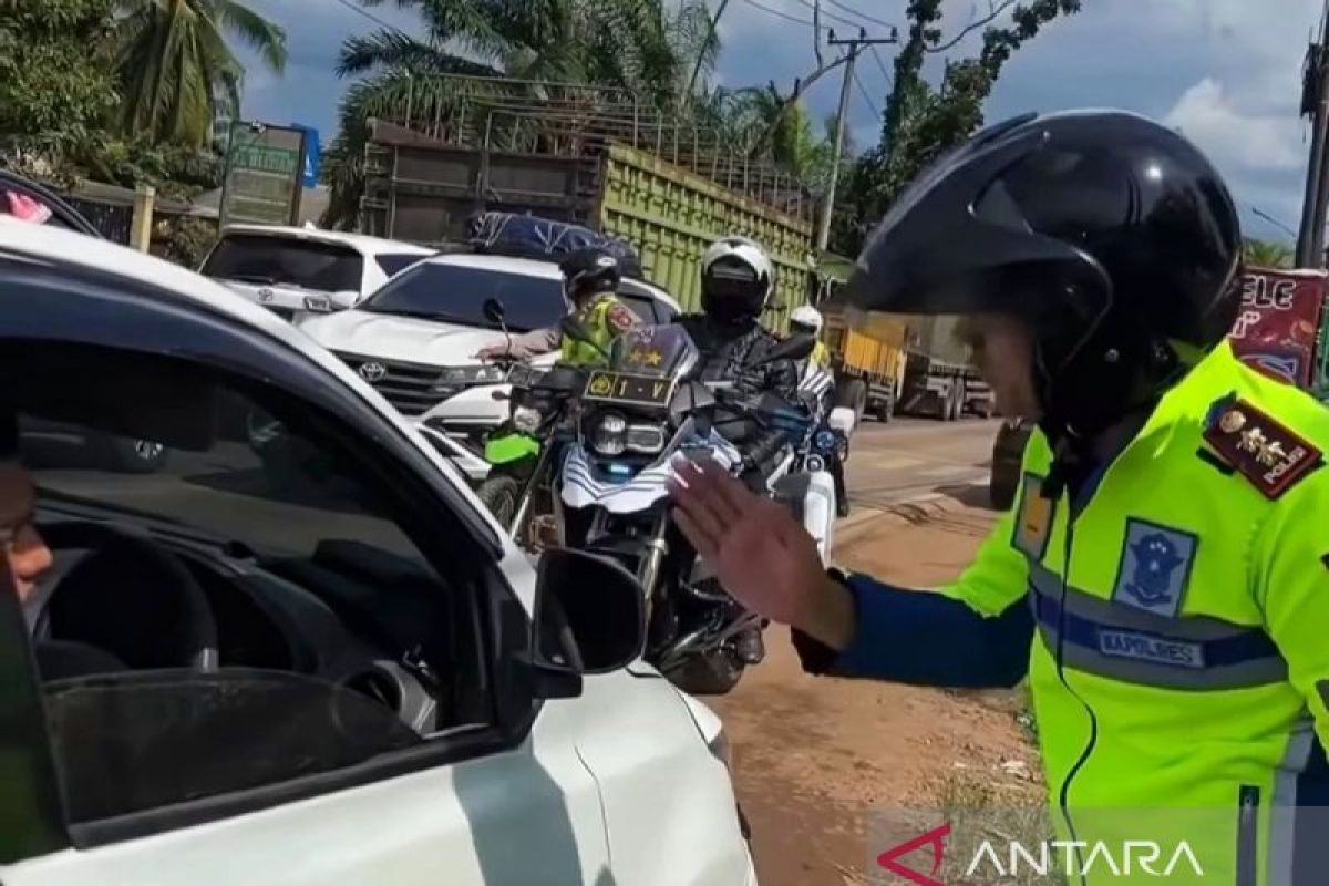 Antisipasi macet arus balik, polisi kawal tanjakan jalur Palembang-Betung
