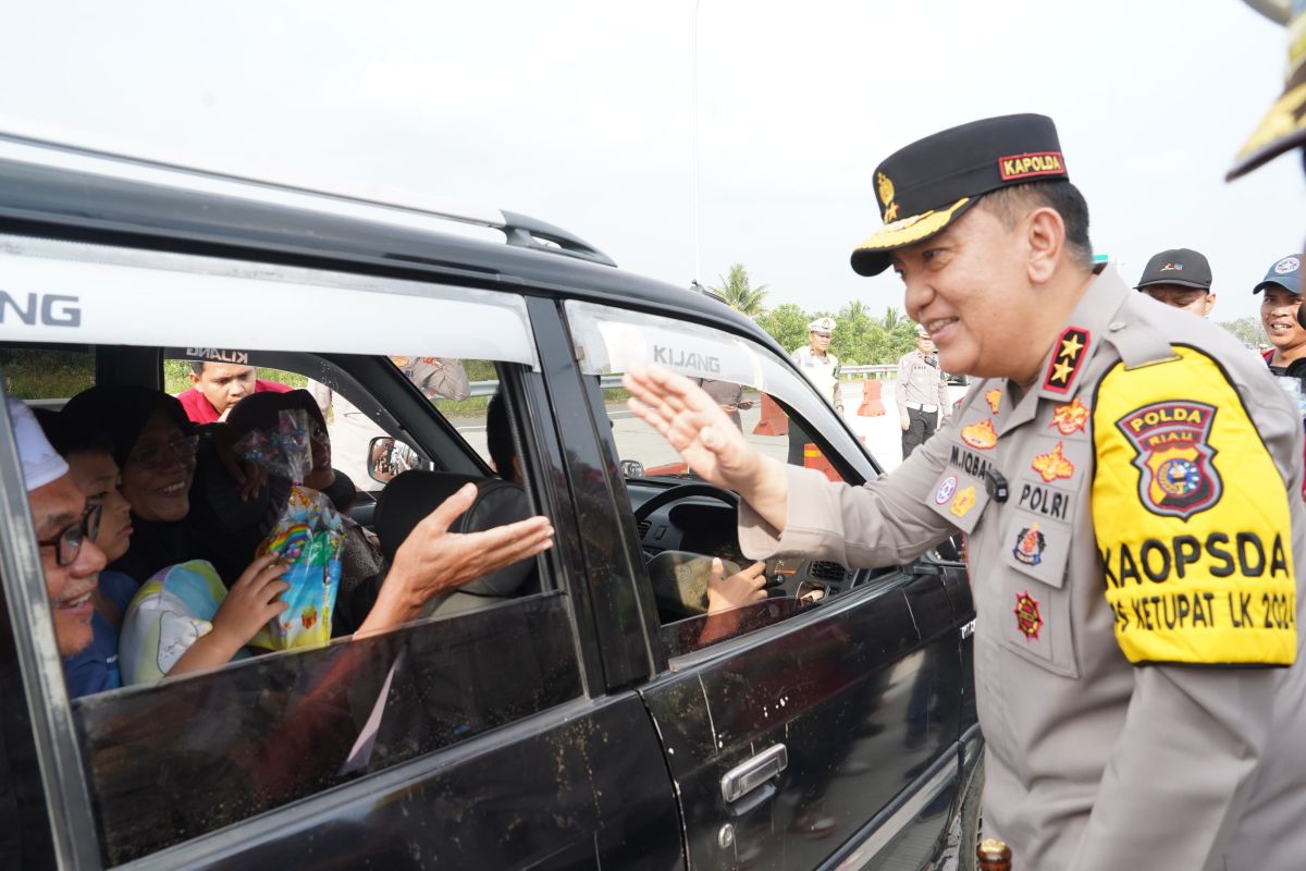 Kapolda Riau atur lalulintas arus balik di Kampar, pengendara dapat oleh-oleh