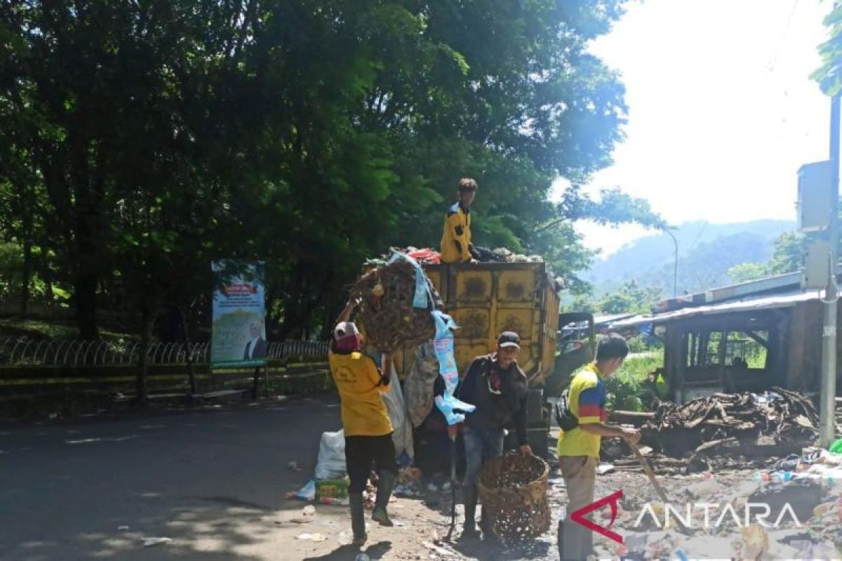 Pasca-puncak libur lebaran DLH Sukabumi lakukan aksi bersih sampah pantai